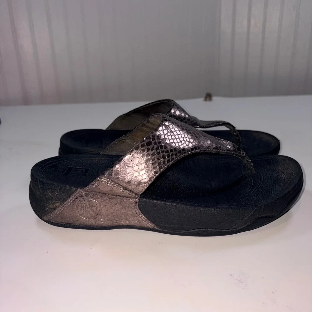FitFlop Pietra Sandals 8 Pewter Snake Print Metallic Wedge Thong Comfort